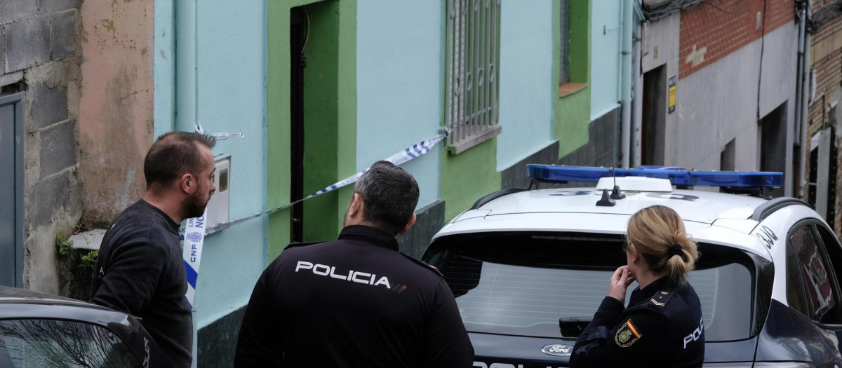 Agentes de la Policía Nacional frente a la casa donde se habría producido la detención