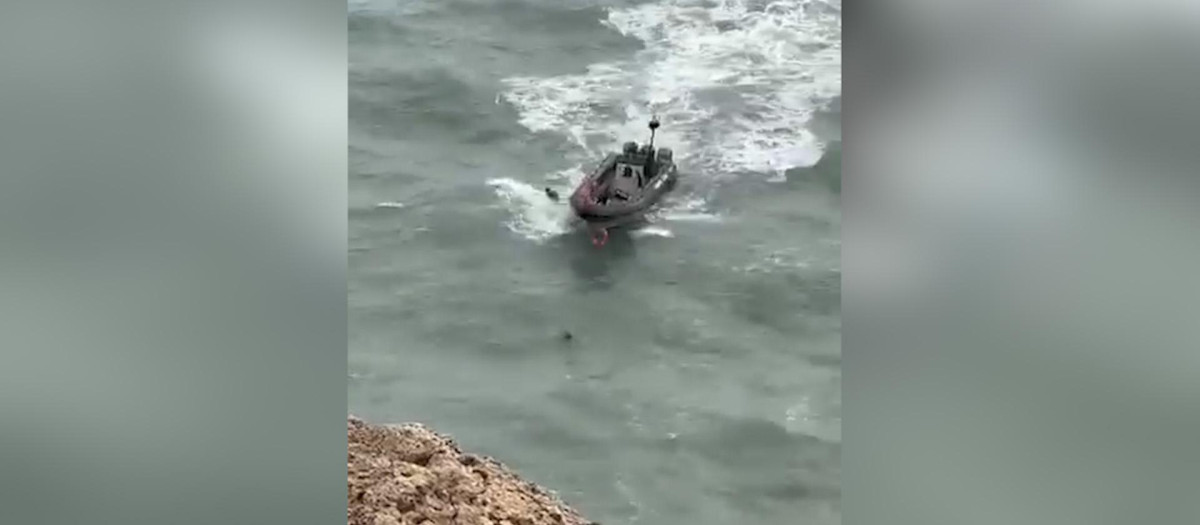 Una lancha de la Guardia Civil durante el rescate a un hombre caído en alta mar en Melilla