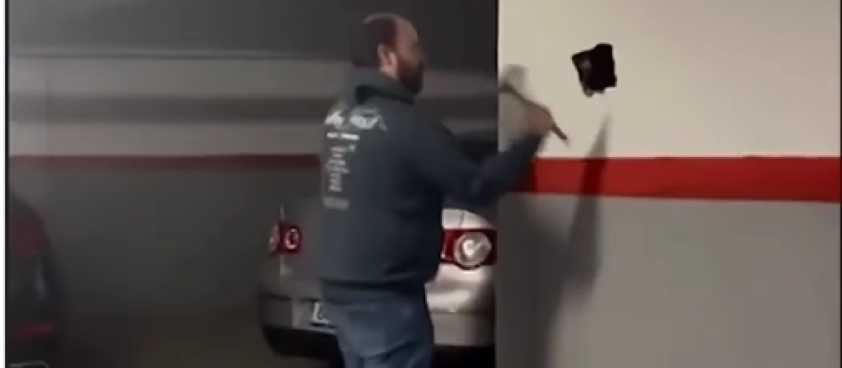 El vecino tirando el muro tras el que se esconde su coche