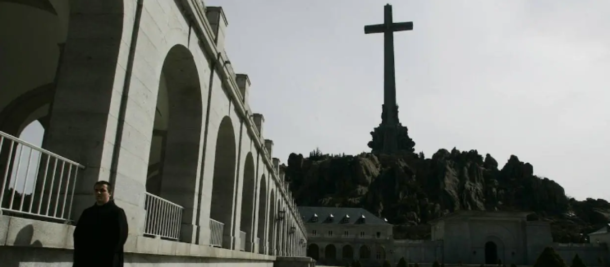Un monje benedictinos pasea por el Valle de los Caídos