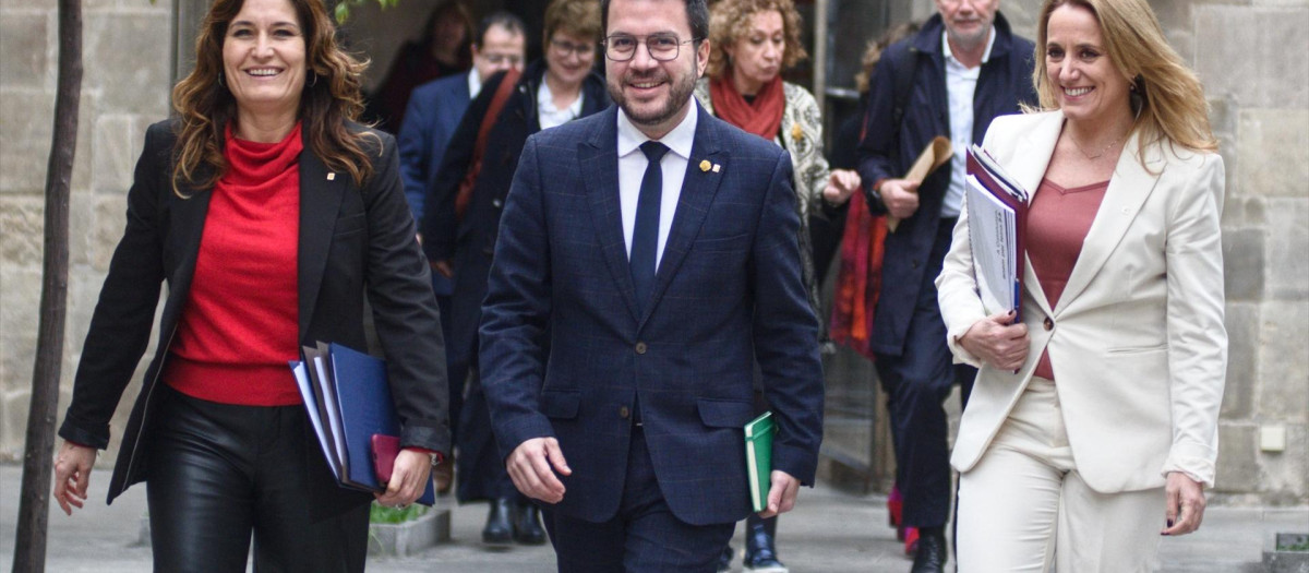 La vicepresidenta del gobierno catalán, Laura Vilagrà; el presidente, Pere Aragonès, y la consejera de Economía y Hacienda, Natalia Mas.