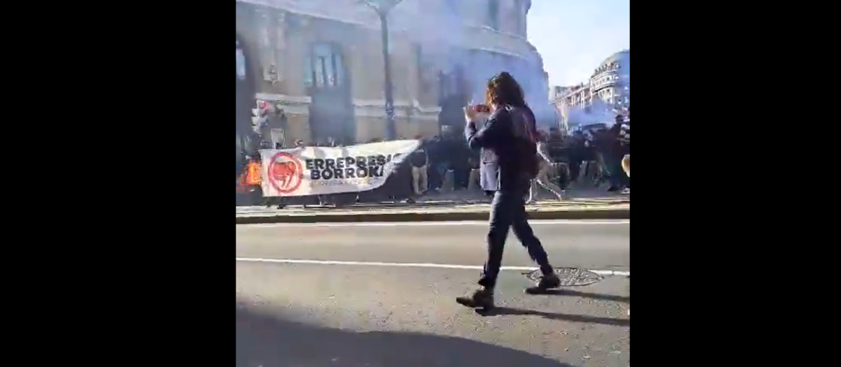Momento en que los grupos proetarras irrumpen en el Arenal de Bilbao