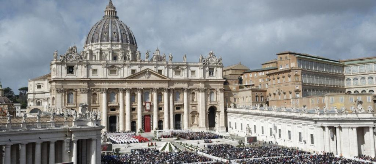 La Plaza de San Pedro en el Vaticano se llena de fieles en la misa del Domingo de Ramos.
