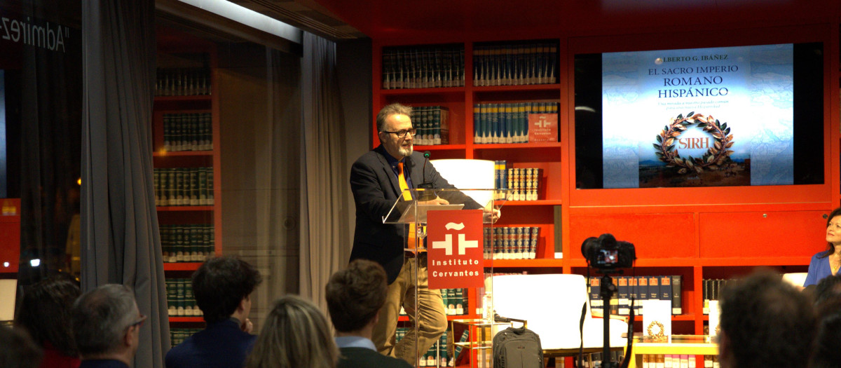 Alberto G. Ibáñez en la presentación del libro El Sacro Imperio Romano Hispánico