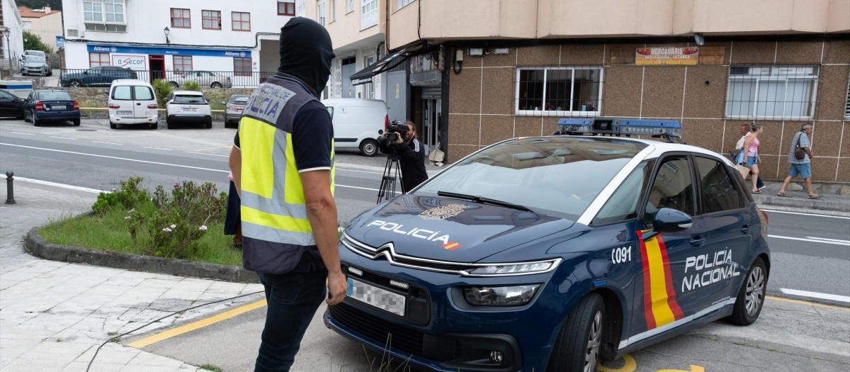 Un coche de la Policía Nacional frente al Juzgado de Instrucción número 2 de Corcubión (La Coruña)