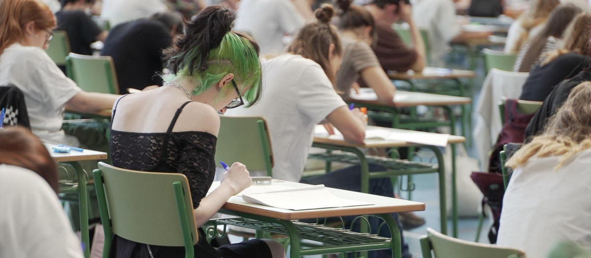 Estudiantes realizan uno de los exámenes de la EBAU
