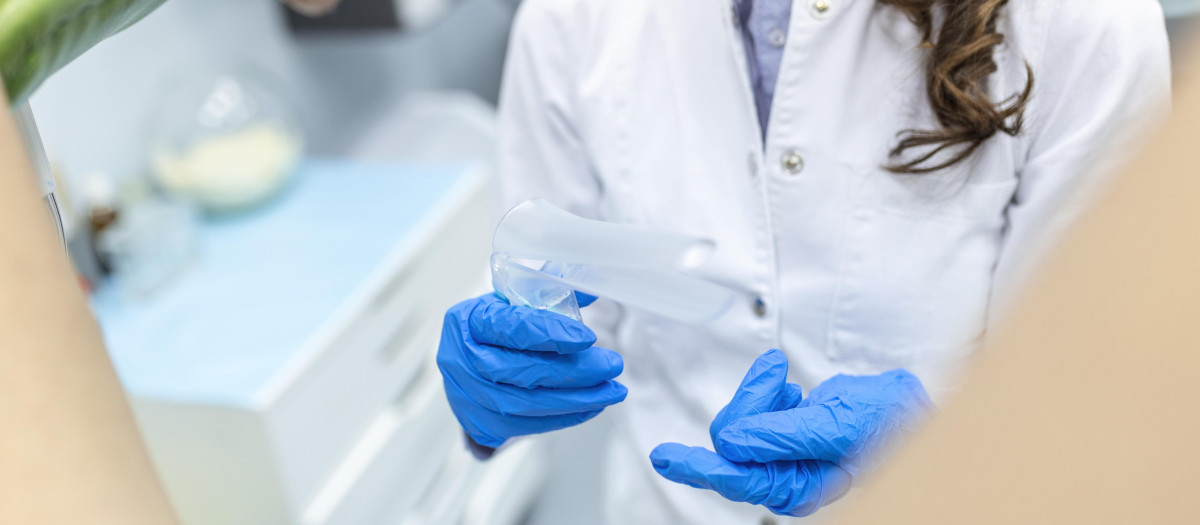Ginecólogo antes de hacer una citología