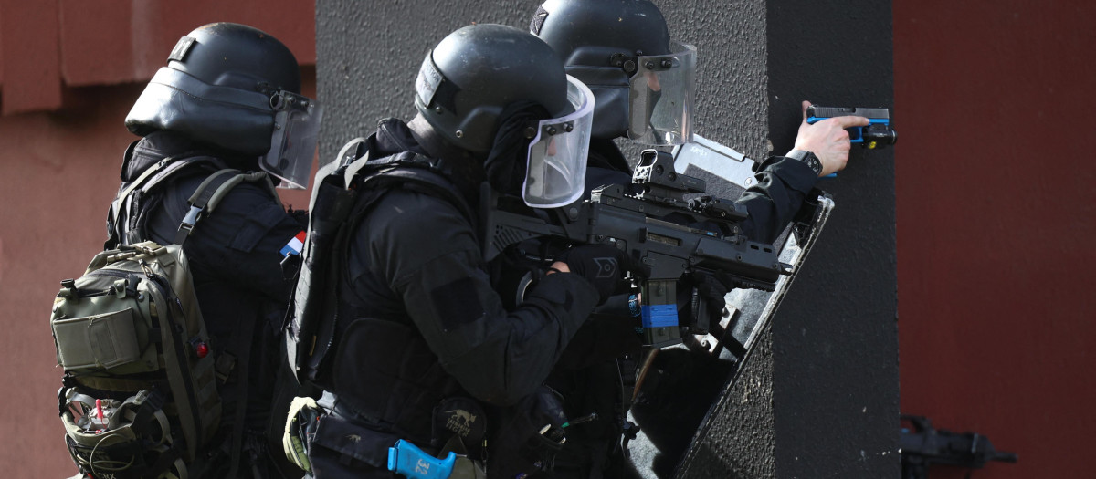 Miembros de la unidad de élite RAID (Investigación, Asistencia, Intervención, Disuasión) de la Policía Nacional Francesa