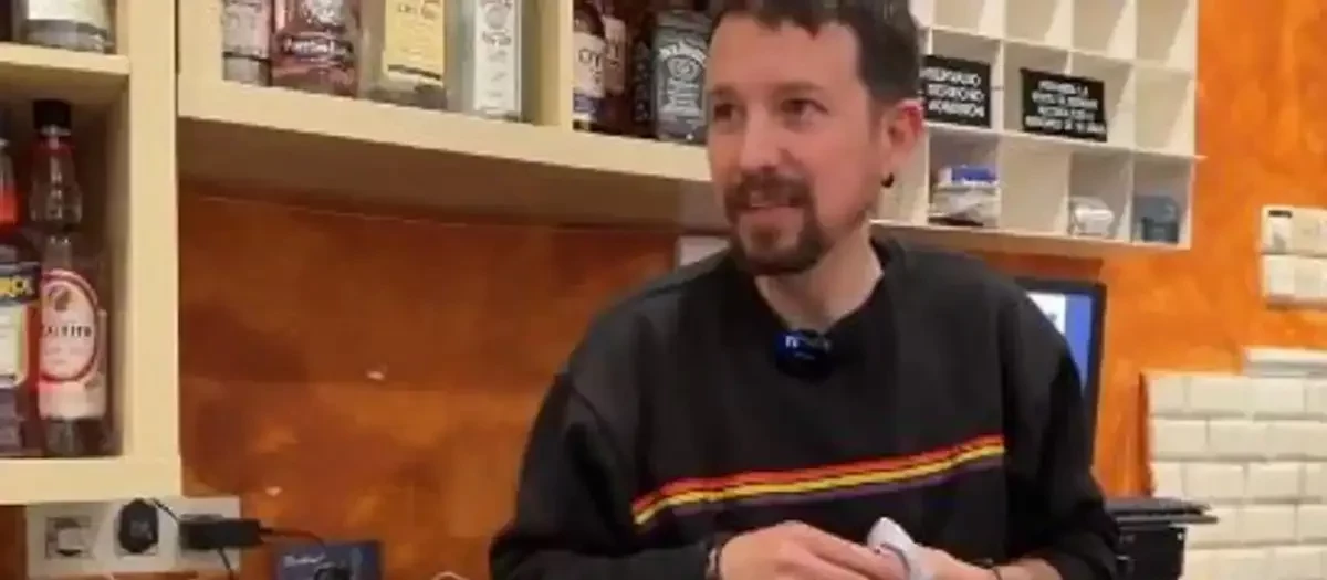 Pablo Iglesias, secando cubiertos en Taberna Garibaldi