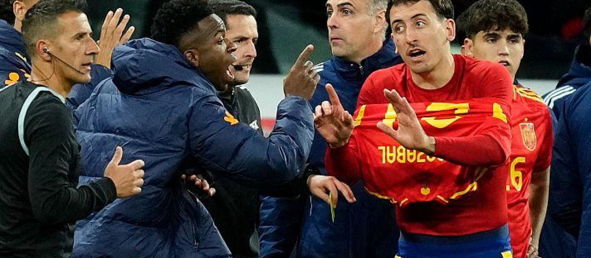 Hubo tangana entre los dos banquillos después de pitar penalti a favor de Brasil
