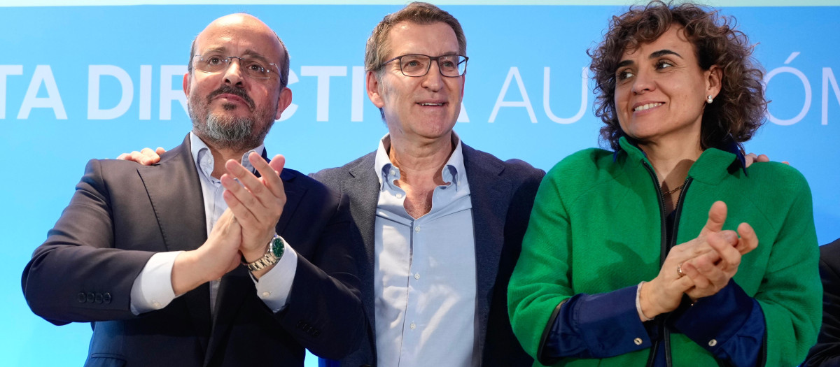 Feijóo, flanqueado por Alejandro Fernández y Dolors Montserrat