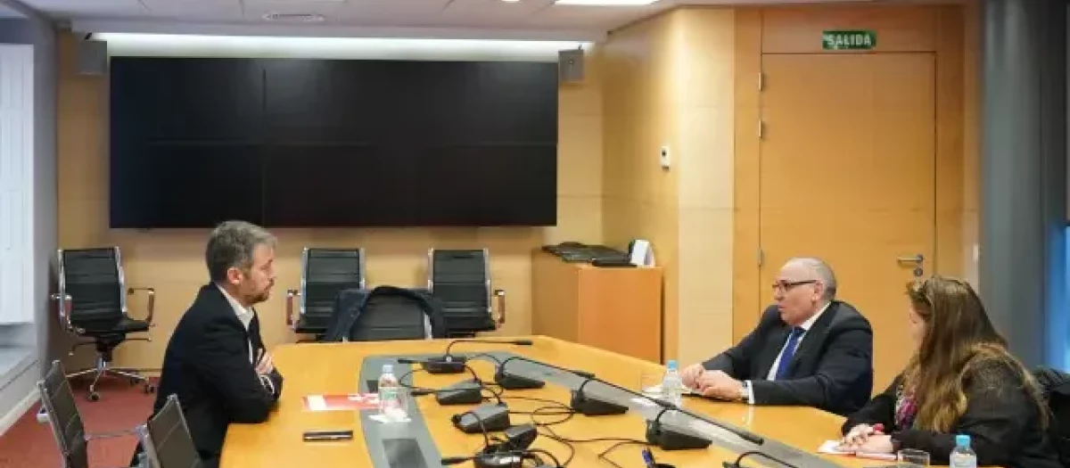 Reunión entre Miguel Ángel García,Óscar Moral y María Jesús Baile