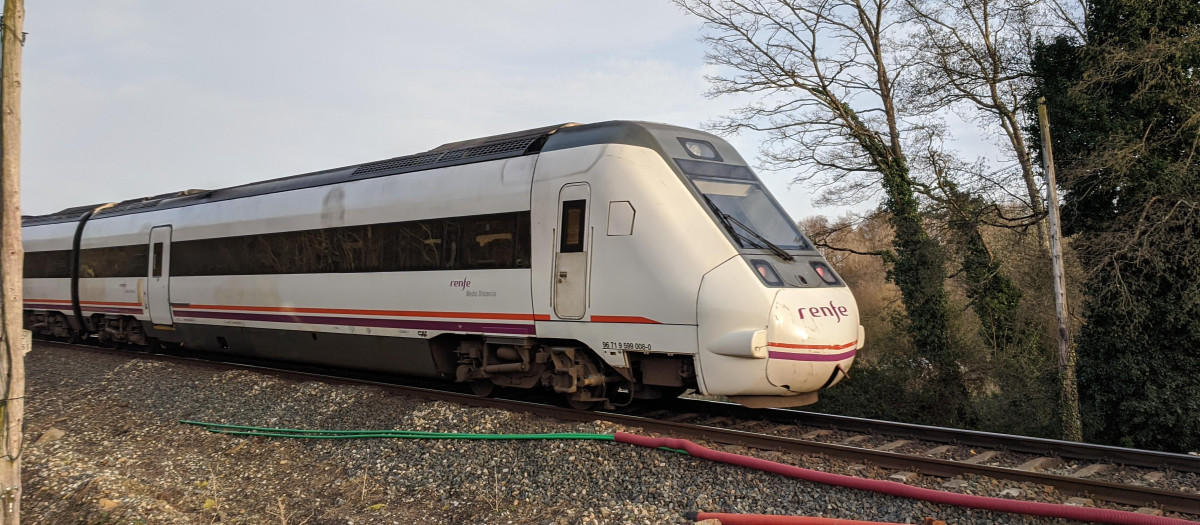 Un tren circula en la línea entre La Coruña y Betanzos