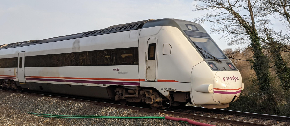 Un tren circula en la línea entre La Coruña y Betanzos
