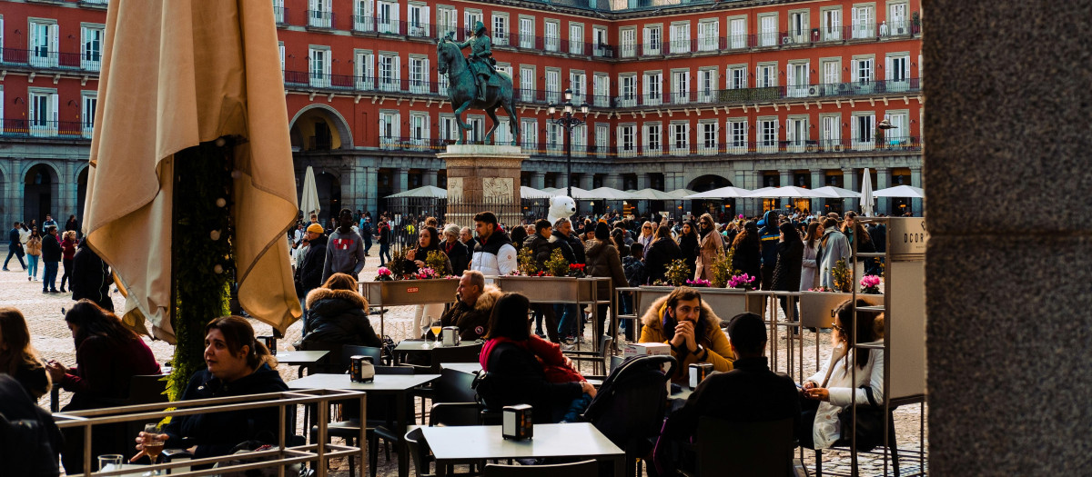 Varias personas sentadas en una de las terrazas de la Plaza Mayor de Madrid