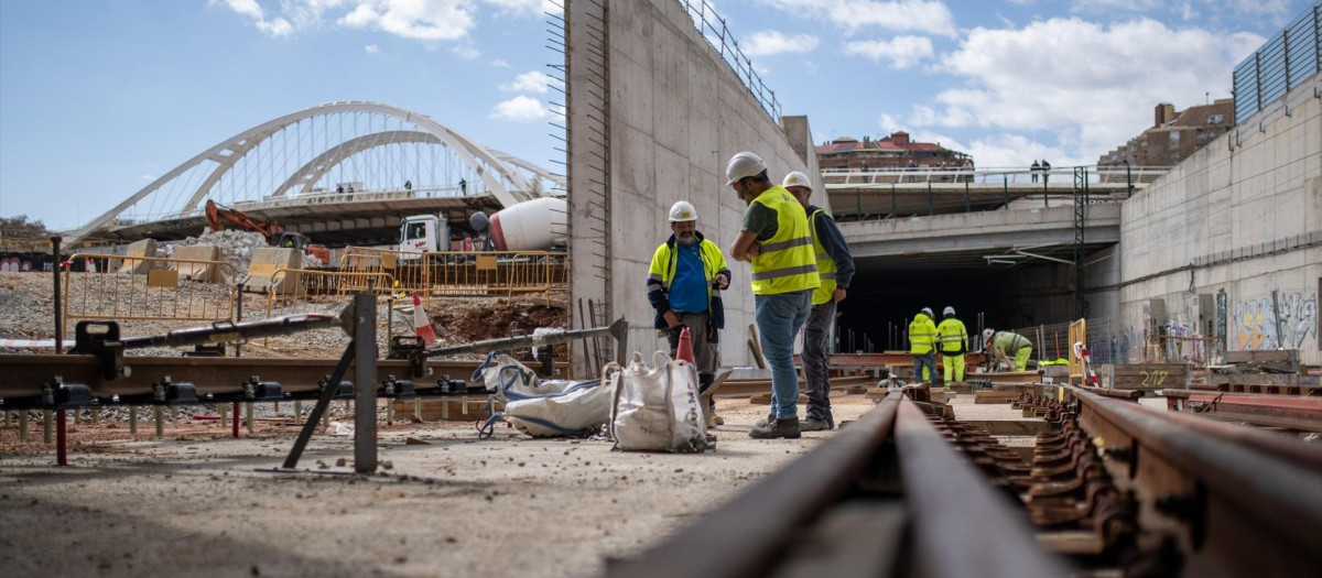 Varios obreros trabajan en la nueva estación de La Sagrera, en Barcelona