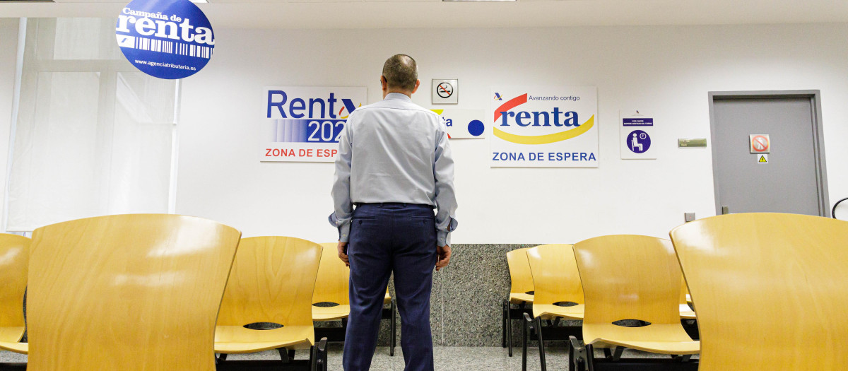 Un hombre espera su turno en la Agencia Tributaria para presentar la declaración de la renta