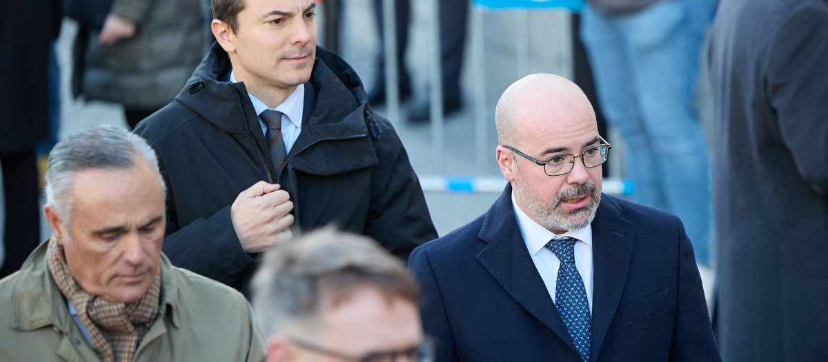 El portavoz del PSOE de la Asamblea, Juan Lobato y el delegado del Gobierno en la Comunidad de Madrid, Francisco Martín