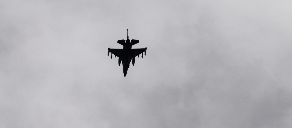 Un avión de la fuerza aérea israelí sobrevuela la frontera con el Líbano