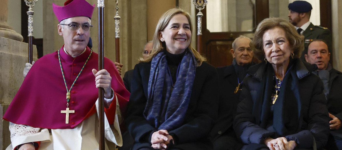 La Infanta Cristina y la Reina Sofía junto al arzobispo castrense Juan Antonio Aznárez, asisten en el Palacio Real a la procesión del Cristo de los Alabarderos