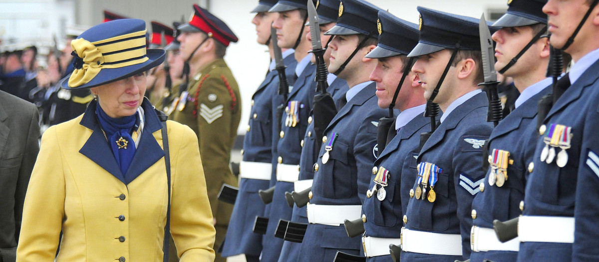 PRINCESS ANNE.inspects a Tri-Service Guard of Honour commanded by Flt Lt Ade Lutman on arrival at a windy Royal Air Force Gibraltar. Laurence_04/03/2009.Princess Anne last visited in 2004 as part of the celebrations of 300 years of British Gibraltar. PASANDO REVISTA A LAS TROPAS
