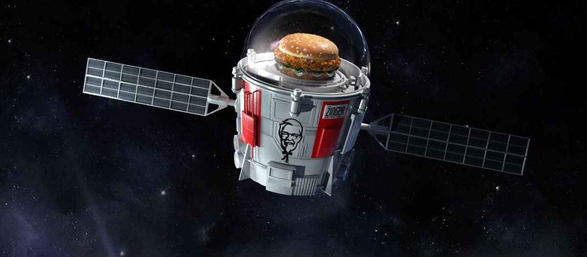 Concepto artístico de un satélite con publicidad de Kentucky Fried Chicken