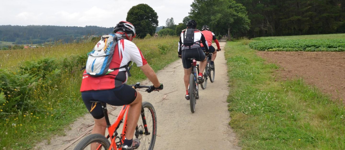 Peregrinos de camino a Santiago en bicicleta