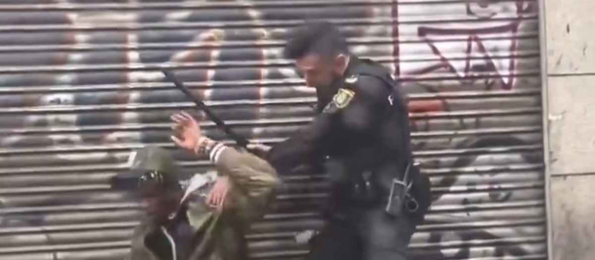Un policía en la intervención que ha sido criticada por la izquierda en redes sociales