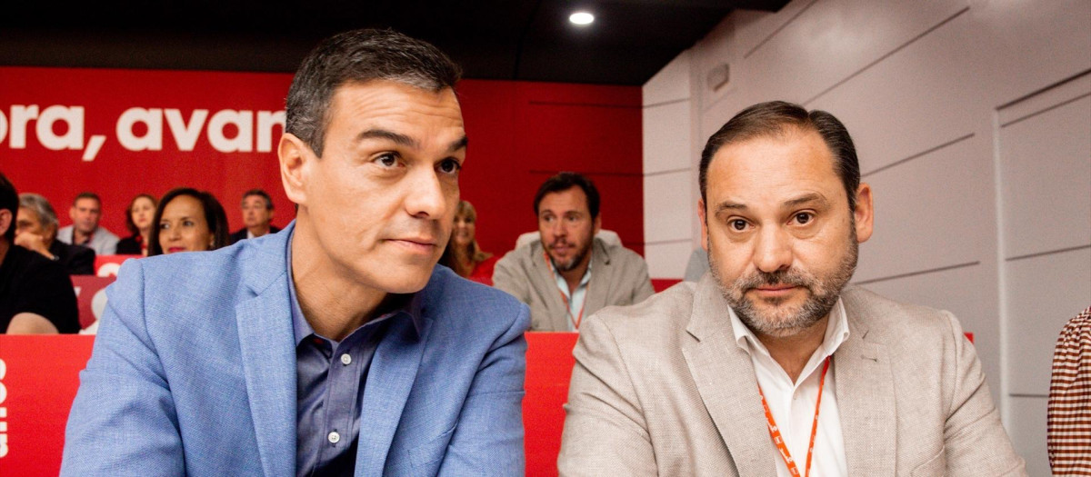 El presidente del Gobierno, Pedro Sánchez, junto al exministro de Fomento, José Luis Ábalos