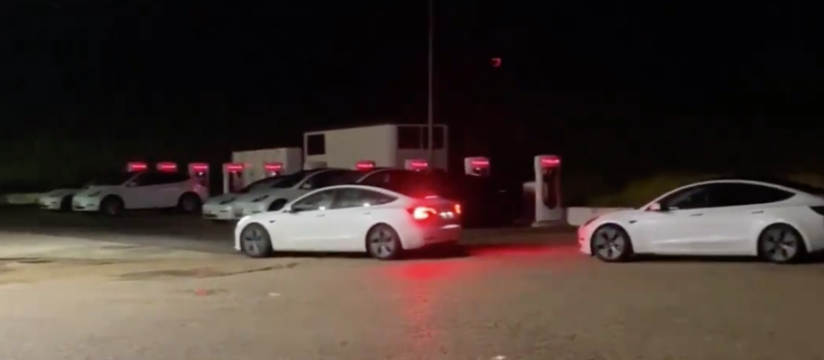 Cargadores colapsos y decenas de coches haciendo cola de madrugada