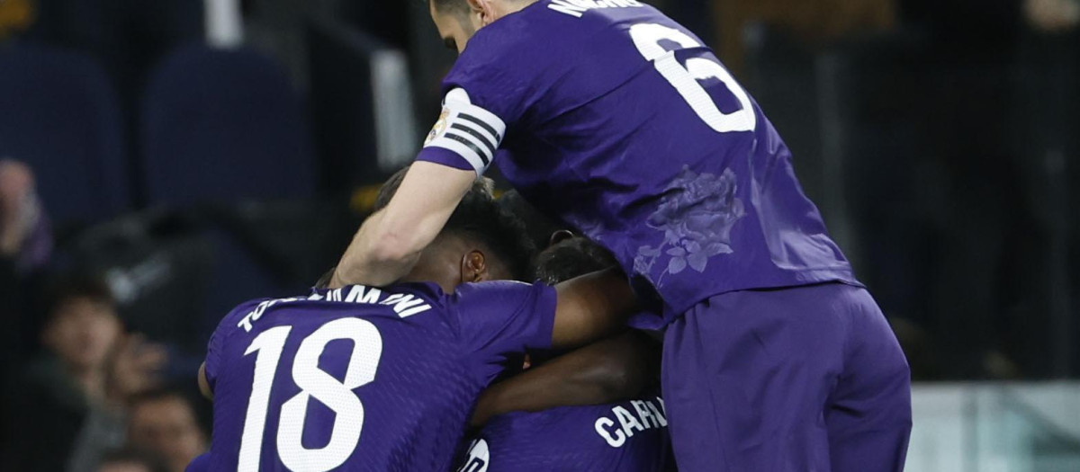 Los jugadores del Real Madrid celebran el gol del delantero brasileño Rodrygo Goes
