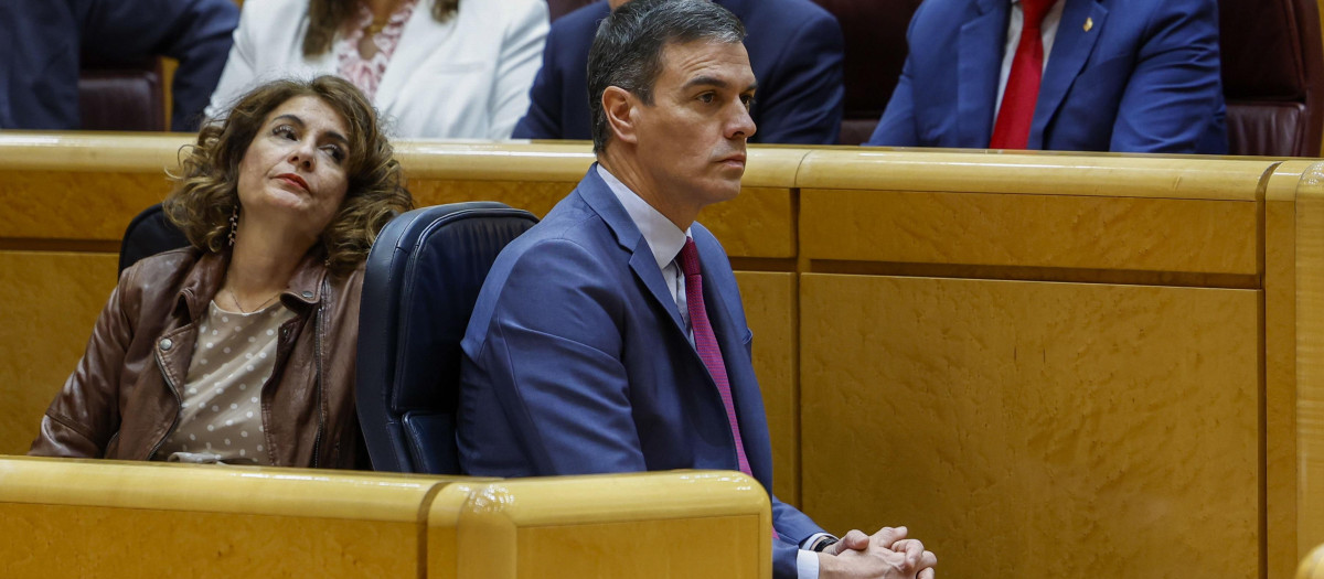 María Jesús Montero y Pedro Sánchez, en una imagen de este 2024 en el Senado