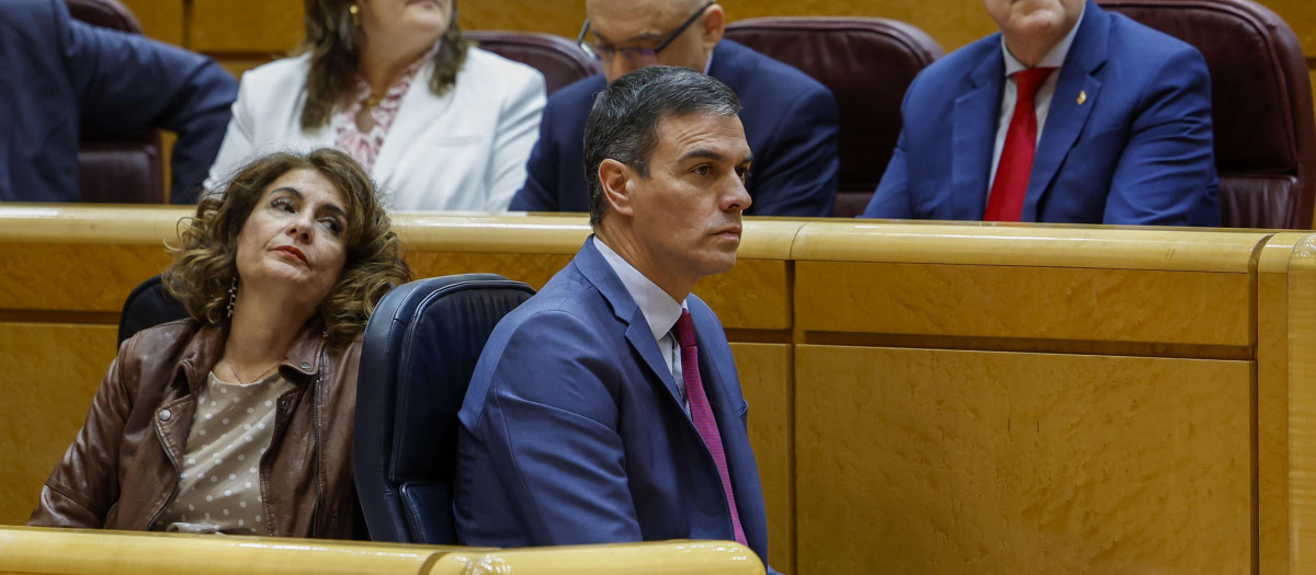 María Jesús Montero y Pedro Sánchez, en una imagen de este 2024 en el Senado