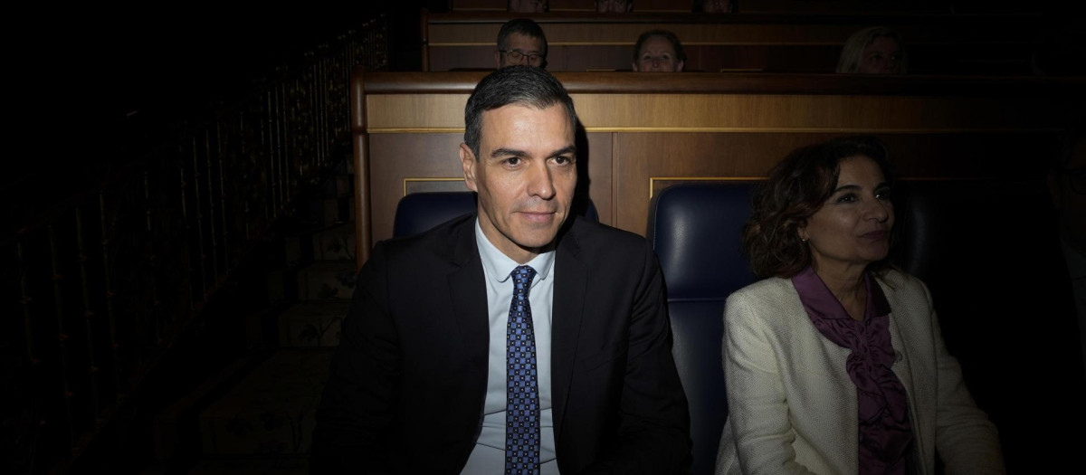 Pedro Sánchez y María Jesús Montero, en el Congreso de los Diputados