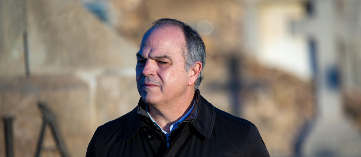 El secretario general de Junts per Catalunya, Jordi Turull, atiende a los medios de comunicación durante la ofrenda floral anual a la tumba del expresidente de la Generalitat Francesc Macià, en el cementerio de Montjuic, con motivo del 89 aniversario de su muerte, a 25 de diciembre de 2023, en Barcelona, Catalunya (España). Como cada año, los representantes políticos se han dado cita en el cementerio barcelonés de Montjuic durante la ofrenda floral ante la tumba del expresidente de la Generalitat, Frances Macià, en el homenaje por su muerte el día de Navidad de 1933. La ofrenda del Parlamento catalán se hará después de la del Gobierno de la Generalitat y antes de la del Ayuntamiento de Barcelona.
25 DICIEMBRE 2023;DECLARACIONES;HOMENAJE;CEMENTERIO;
Lorena Sopêna / Europa Press
(Foto de ARCHIVO)
25/12/2023
