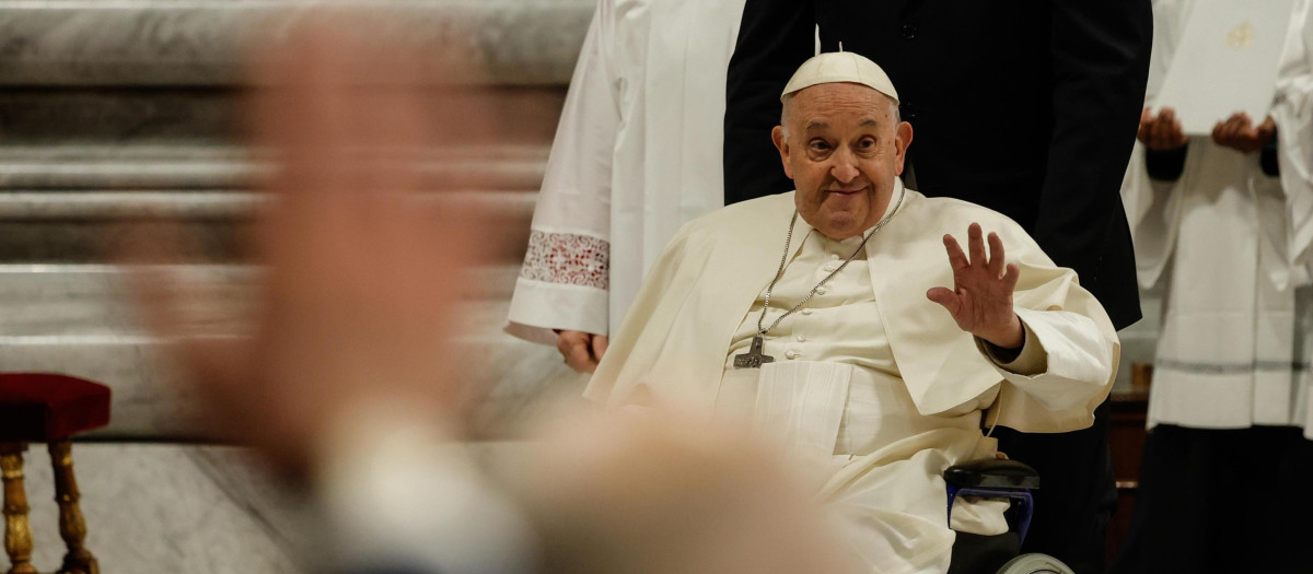 -FOTODELDÍA- Ciudad del Vaticano (Estado de la Ciudad del Vaticano (Santa Sede)), 30/03/2024.- El Papa Francisco preside una Santa Misa de Vigilia Pascual en la Noche Santa de Pascua en la Basílica de San Pedro en la Ciudad del Vaticano, el 30 de marzo de 2024. (Papá) EFE/EPA/GIUSEPPE LAMI