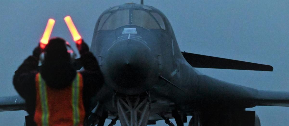 Un jefe de tripulación estadounidense guía un B-1B Lancer durante la Bomber Task Force 24-2 en la Base Aérea de Morón, España