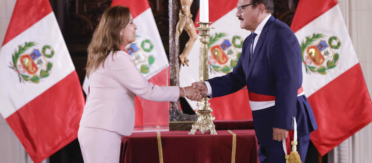 Fotografía cedida por la Presidencia de Perú de la mandataria, Dina Boluarte, durante el juramento de Walter Ortiz Acosta como ministro del Interior, este lunes en Lima (Perú). La presidenta de Perú, Dina Boluarte, renovó este lunes su gabinete al cambiar a seis ministros, cuando se encuentra inmersa en plena crisis por el caso de los relojes de lujo Rolex, por el que la Fiscalía le abrió una investigación preliminar por presunto enriquecimiento ilícito. EFE/ Presidencia Del Perú / SOLO USO EDITORIAL/ SOLO DISPONIBLE PARA ILUSTRAR LA NOTICIA QUE ACOMPAÑA (CRÉDITO OBLIGATORIO)