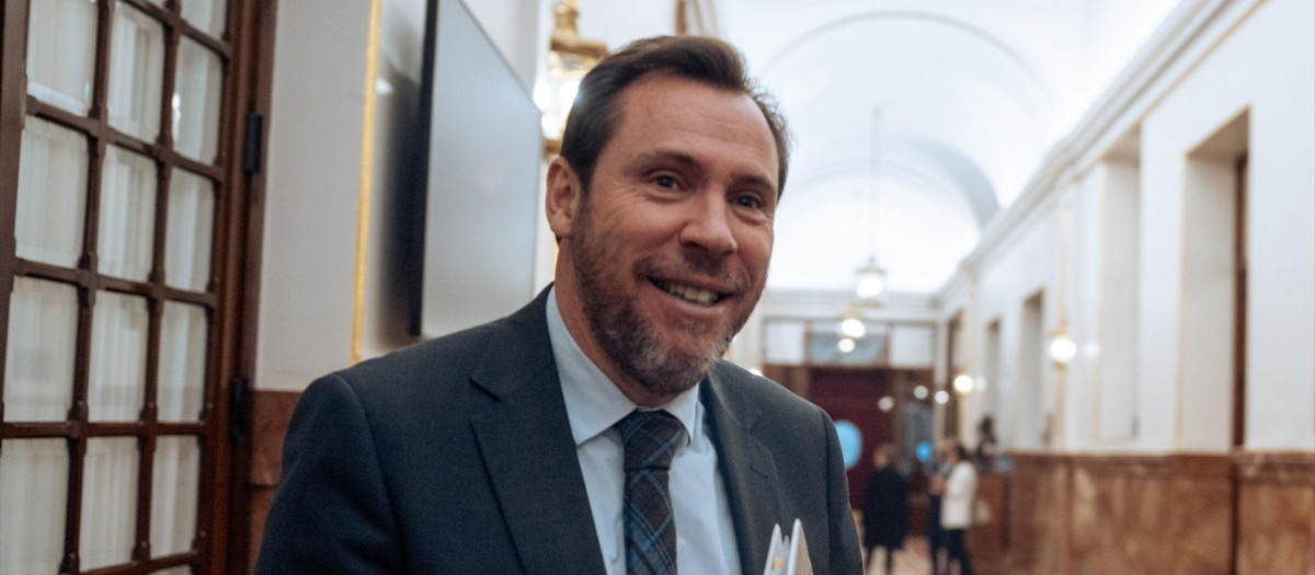 El ministro de Transportes y Movilidad Sostenible, Óscar Puente, a su salida de una sesión de control al Gobierno, en el Congreso de los Diputados