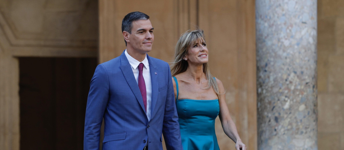 El presidente del Gobierno, Pedro Sánchez, junto a su mujer Begoña Gómez