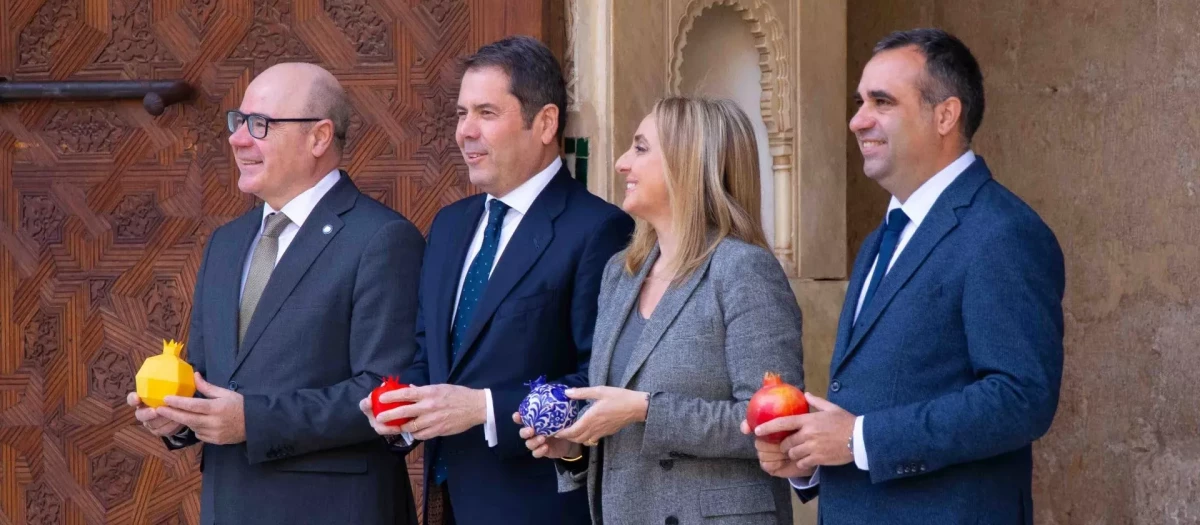 Los socios de la Agencia Granada Global en el patio de los Arrayanes, en la Alhambra