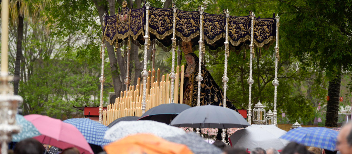 La Virgen del Subterráneo de la Hermandad de la Cena, entre paraguas el Domingo de Ramos en Sevilla

 Hermandad de la Sagrada Cena a su paso por la Carrera Oficial, a 24 de marzo del 2024 en Sevilla, (Andalucía España). La Semana Santa es una de las celebraciones más importantes para los católicos, y en Sevilla se vive con especial fervor. Cerca de sesenta cofradías recorren las calles de la ciudad entre el Viernes de Dolores y el Domingo de Resurrección.
Joaquin Corchero / Europa Press
24/3/2024