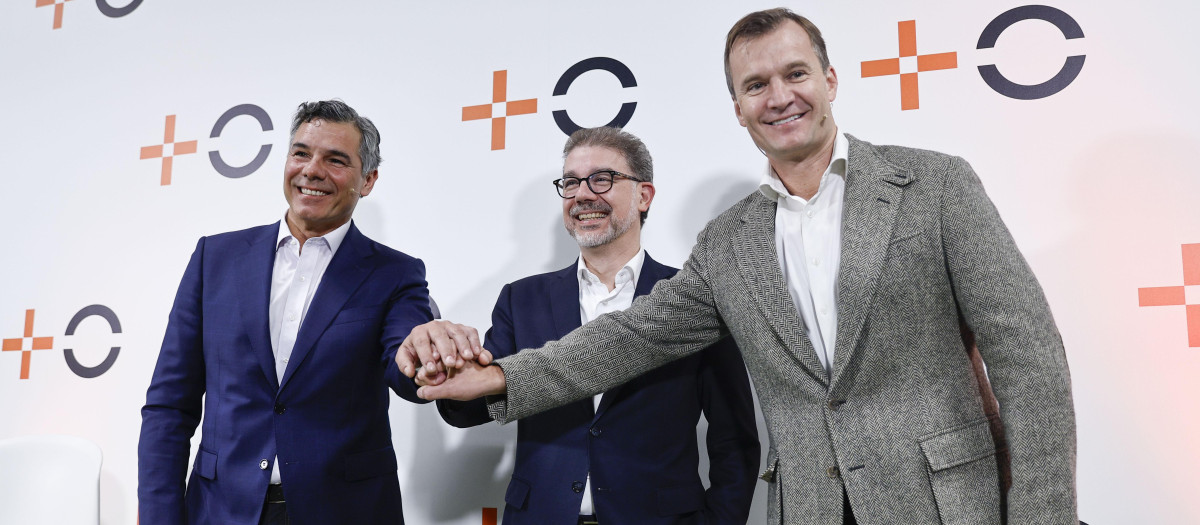 El consejero delegado de Orange-MásMóvil, Meinrad Spenger (d), junto al director general de operaciones, Germán López (i), y el director financiero, Ludovic Pech (c)