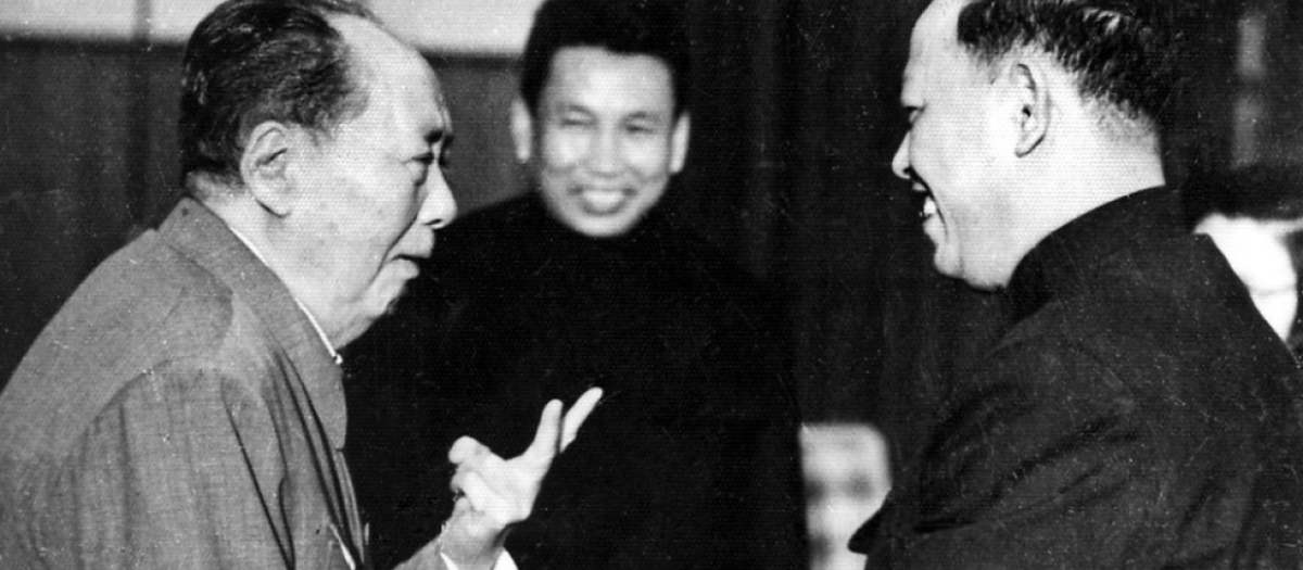 Mao Zedong saluda a uno de los jefes de los jemeres rojos mientras Pol Pot, el líder de los mismos, sonríe en el centro