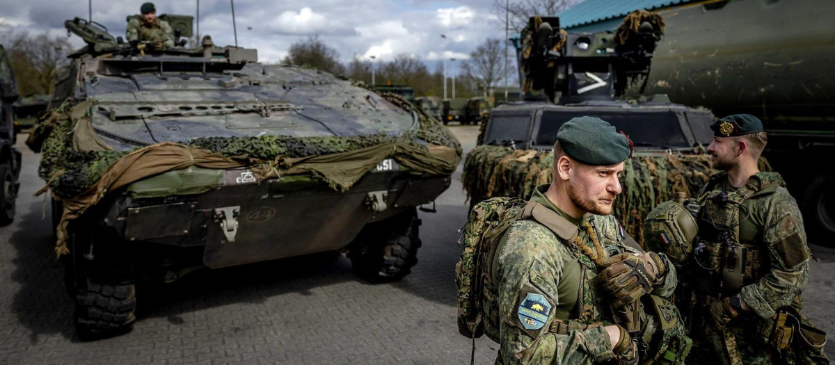 Soldados con vehículos militares durante los preparativos finales del ejército holandés para su contribución al ejercicio de la OTAN 'Steadfast Defender 2024'