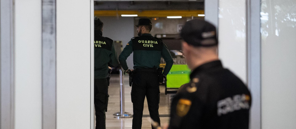 Foto de dos agentes de la Guardia Civil en el aeropuerto de Barajas