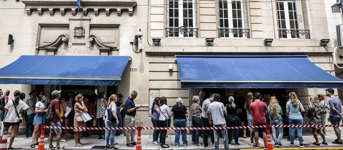 Colas ante el consulado español en Buenos Aires para beneficiarse de la 'ley de nietos'