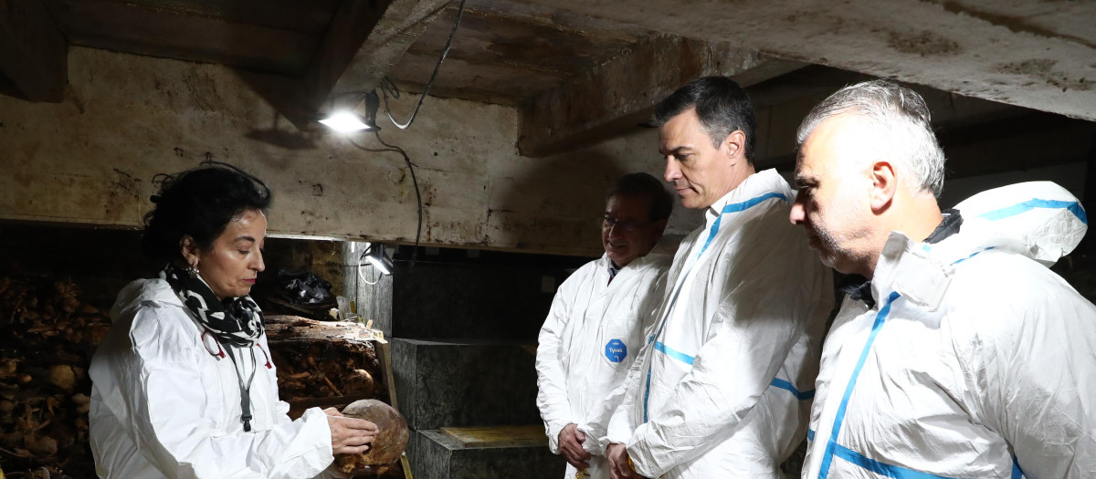 Pedro Sánchez, durante la visita al laboratorio forense del Valle de los Caídos