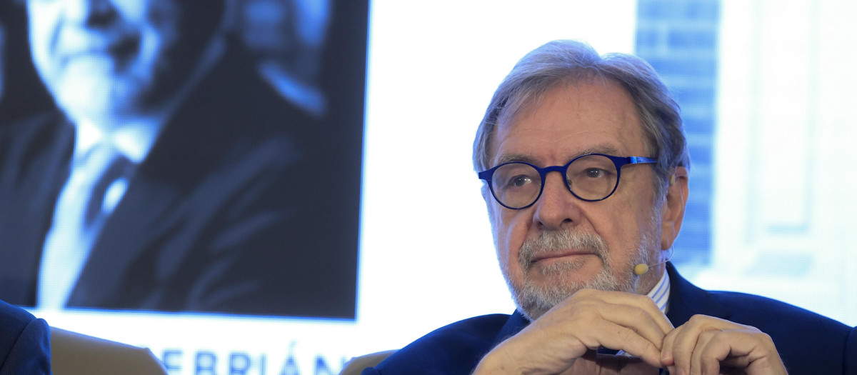 La Sociedad Interamericana de Prensa (SIP) celebra desde hoy en Madrid su 78 Asamblea General, en la que representantes de medios de comunicación debatirán sobre la situación del sector. En la imagen, Juan Luis Cebrián, asesor internacional de la World Law Foundation y Presidente de Honor del diario El País, durante el debate La libertad de prensa y los nuevos valores empresariales en una Democracia. EFE/ Zipi Aragon
