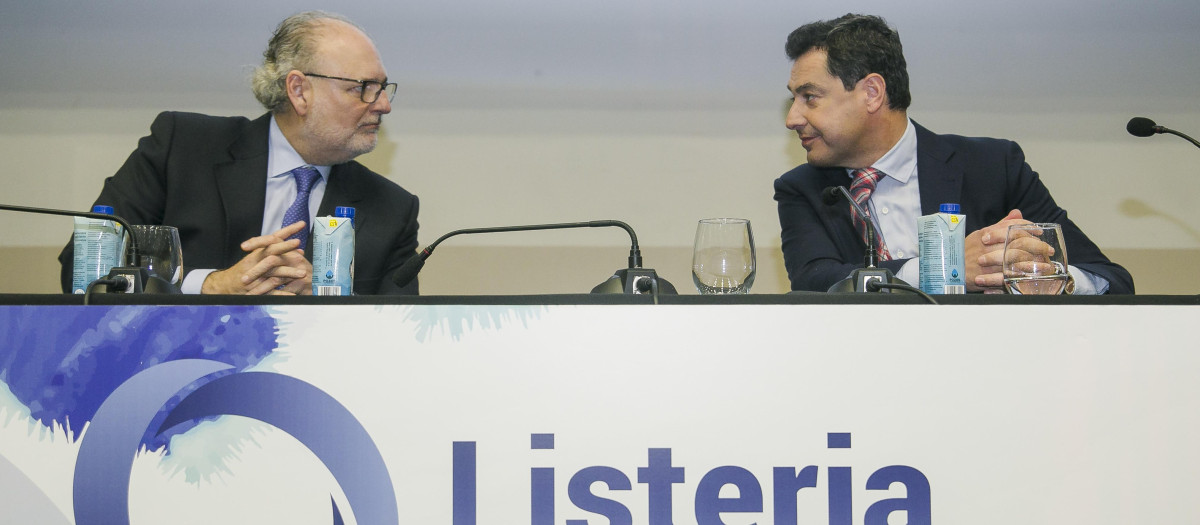 El exgerente del SAS Miguel Ángel Guzmán, junto al presidente de la Junta, Juanma Moreno, en una imagen de archivo